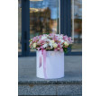Композиція  з ніжних квітів та орхідеі в шляпній коробці