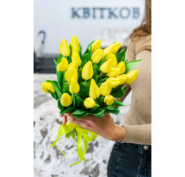 25 жовтих тюльпанів